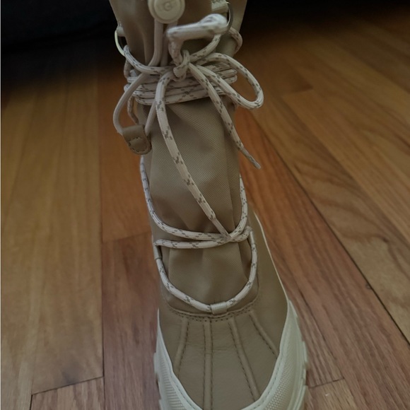 UGG Women's MetroPeak Boot - Like New - Picture 3 of 5